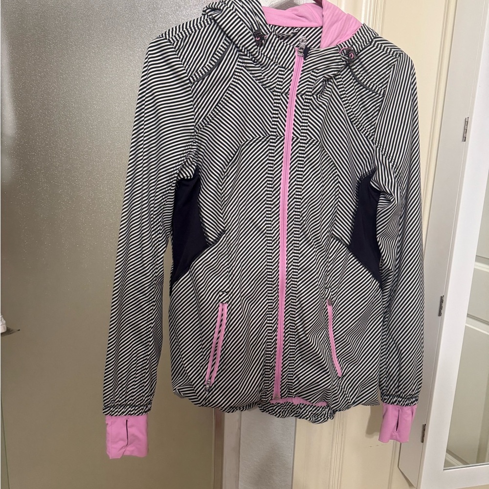 Lululemon SeaWheeze exclusive stripped with pink lining windbreaker.  Size 6 🦄